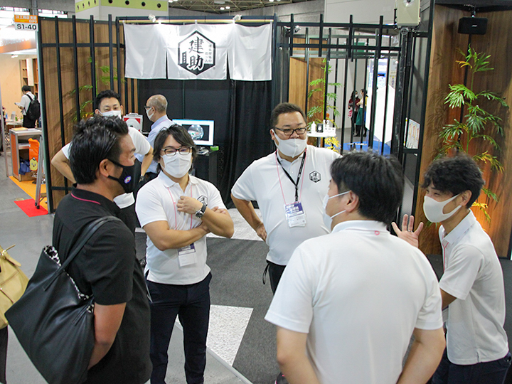 巻 祐樹様とファストコム社員の対話の写真