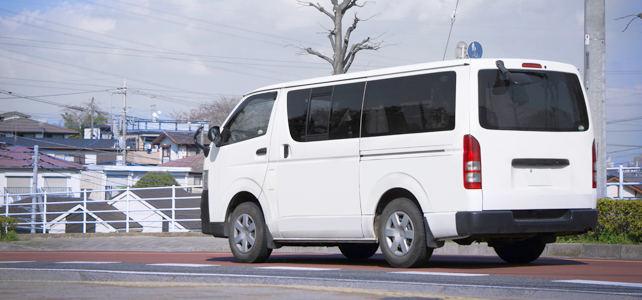 路肩に停まる白い車