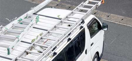 梯子を積んだ車