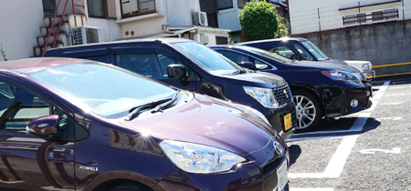 駐車場に停まる車